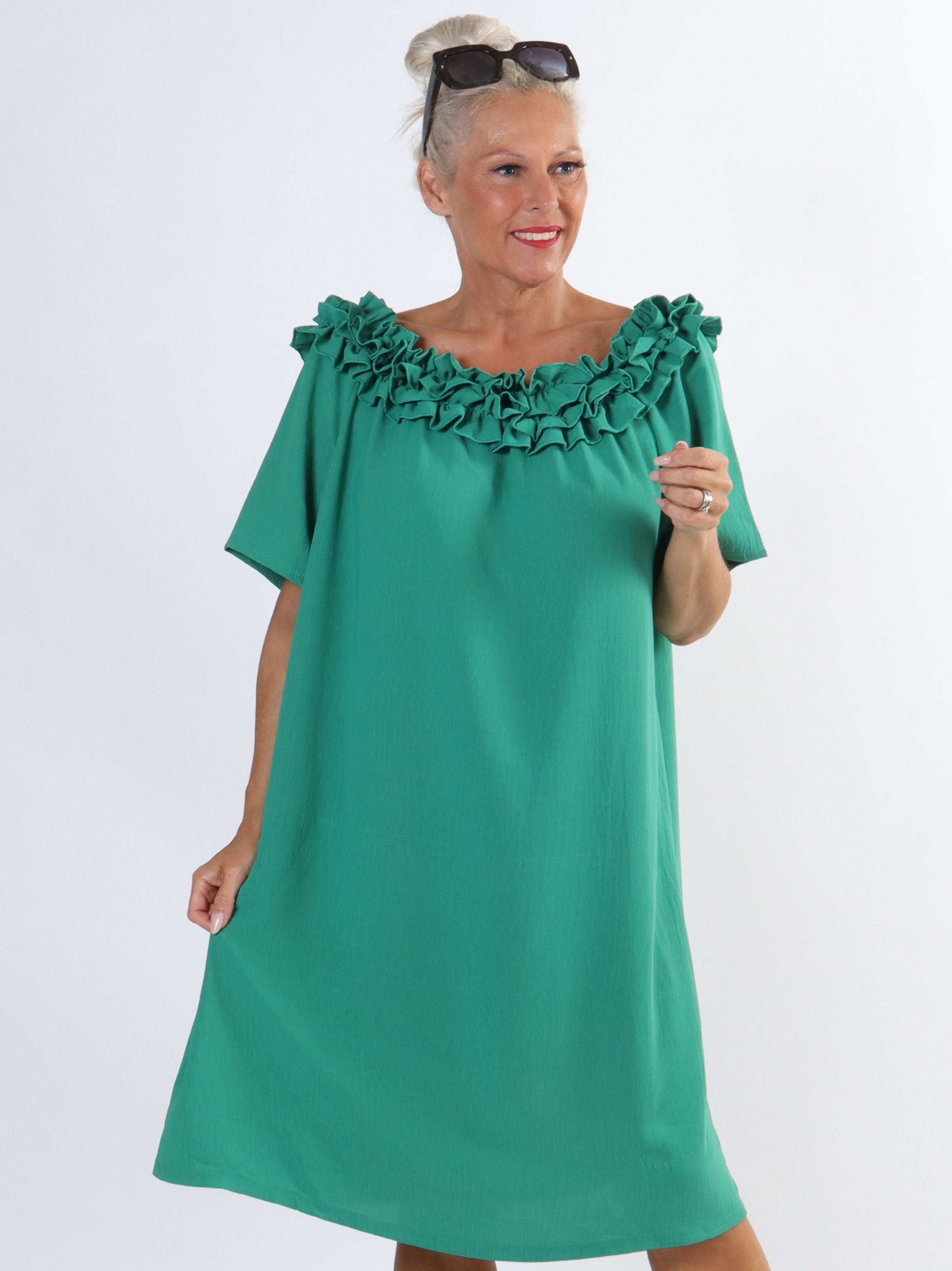 Chili Sleeveless Dress - Plus size-klänning med volanger i halsringningen - Green